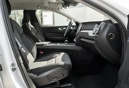 Gebraucht Volvo XC60 Core 197 PS (144 kW) 2024 Weiß SUV