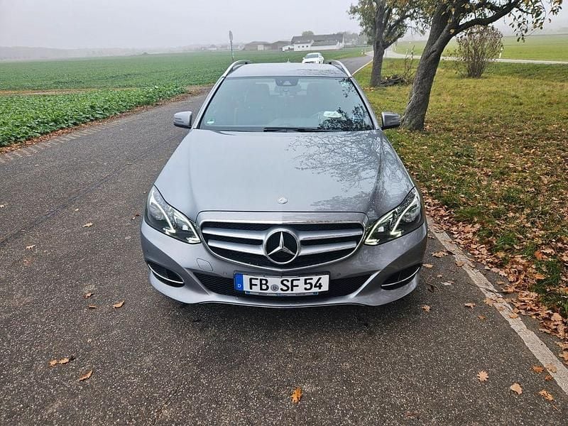Grau Gebraucht 2015 Mercedes E220 Limousine | 13.999 € (Superpreis) - Bild 1/4