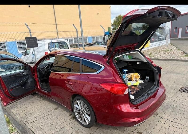 Rot Gebraucht 2019 Ford Focus Vignale Limousine | 18.500 € (Fairer Preis) - Bild 1/4