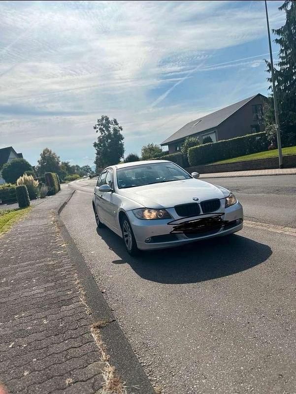 Grau Gebraucht 2005 BMW 318 Limousine | 1.250 € (Superpreis) - Bild 1/1