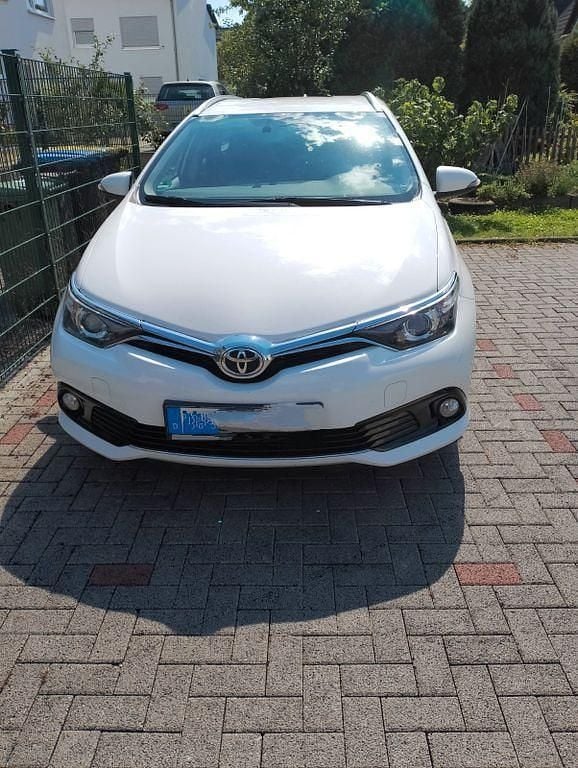 Weiß Gebraucht 2015 Toyota Auris Touring Sports Kombi | 7.900 € (Fairer Preis) - Bild 1/4