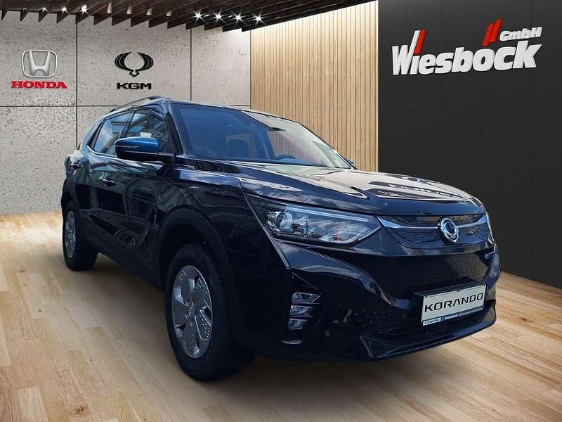 Space black metallic Neu 2024 Ssangyong Korando SUV | 28.900 € - Bild 1/4