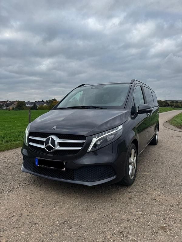 Grau Gebraucht 2023 Mercedes V250 Edition Van / Kleinbus | 43.900 € (Superpreis) - Bild 1/4