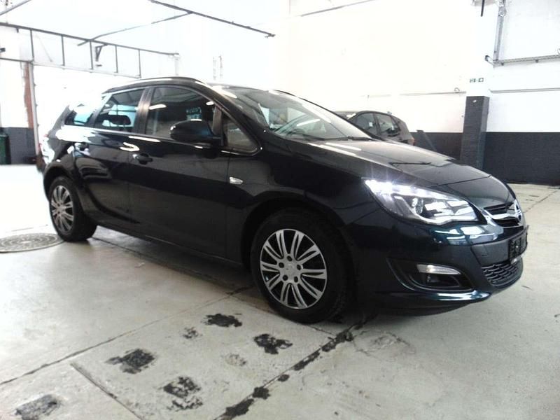 Gebraucht Opel Astra Style 140 PS (102 kW) 2015 Smaragd gruen (mi) Kombi