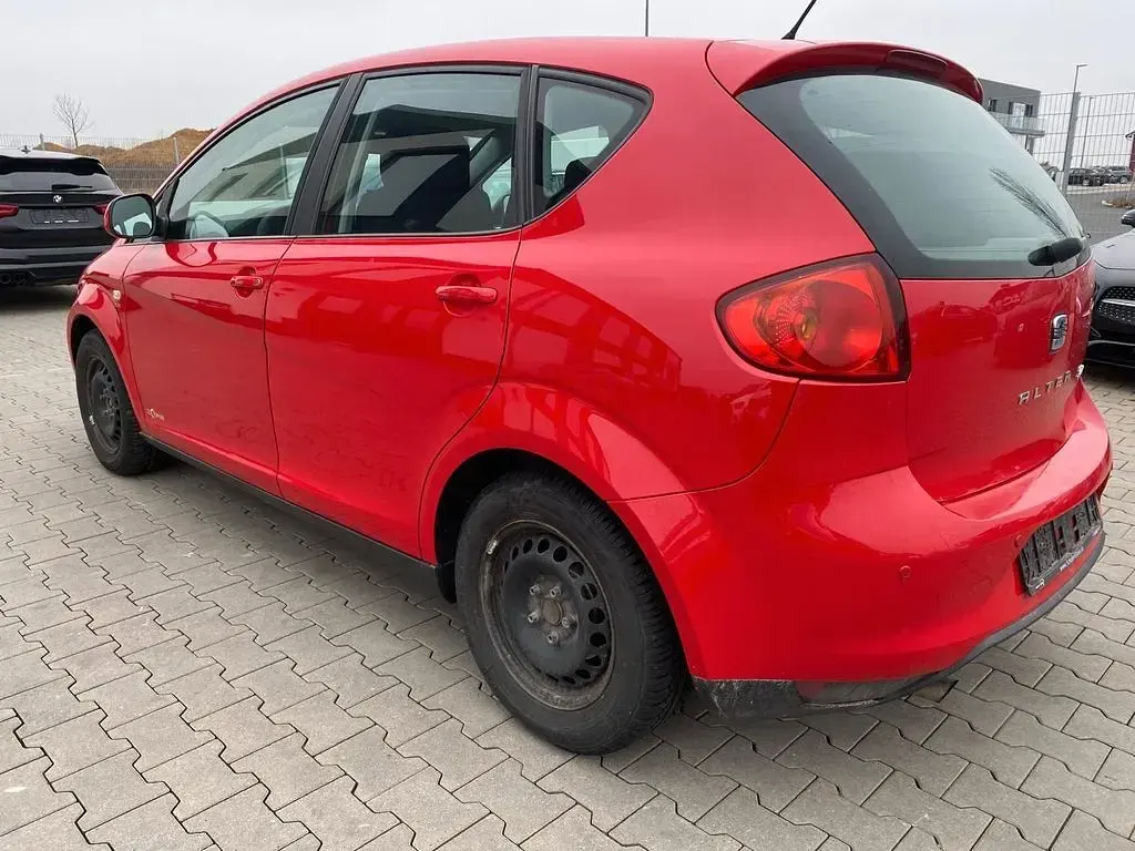 Używany Seat Altea Copa 105 KM (77 kW) 2011 Czerwony Sedan/Limuzyna