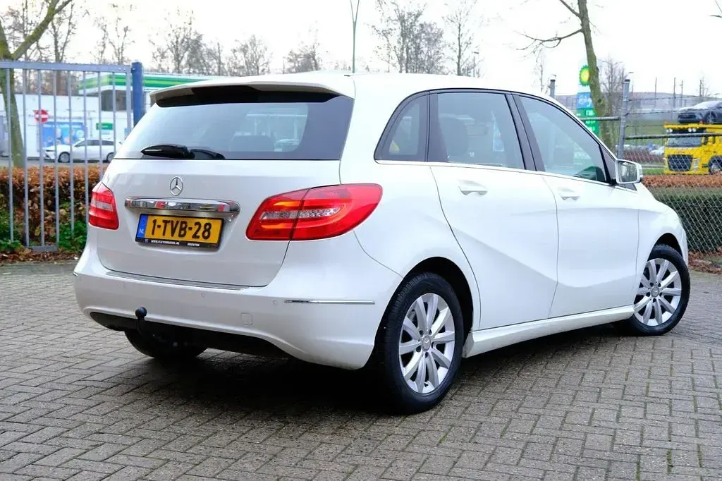 Gebraucht Mercedes B180 Ambition 122 PS (89 kW) 2014 Weiß Kleinwagen