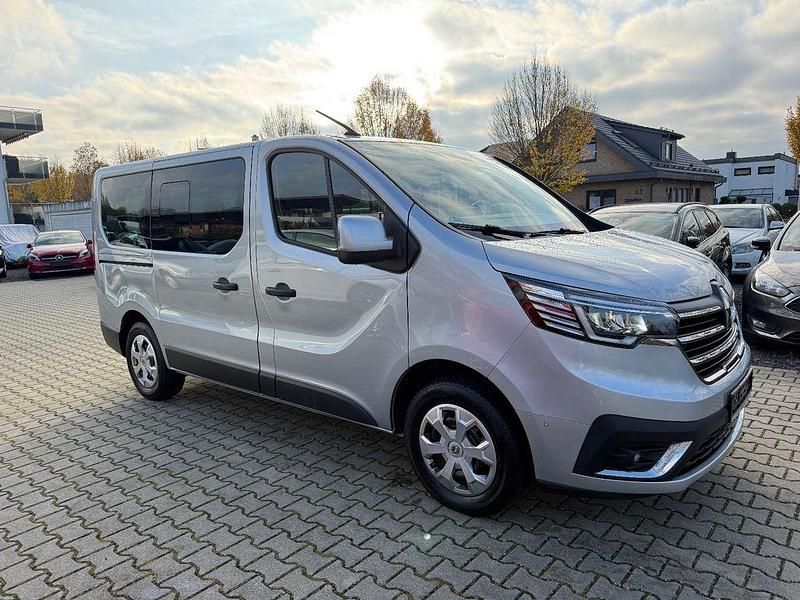 Silber Gebraucht 2021 Renault Trafic Life Van / Kleinbus | 23.990 € (Fairer Preis) - Bild 1/4