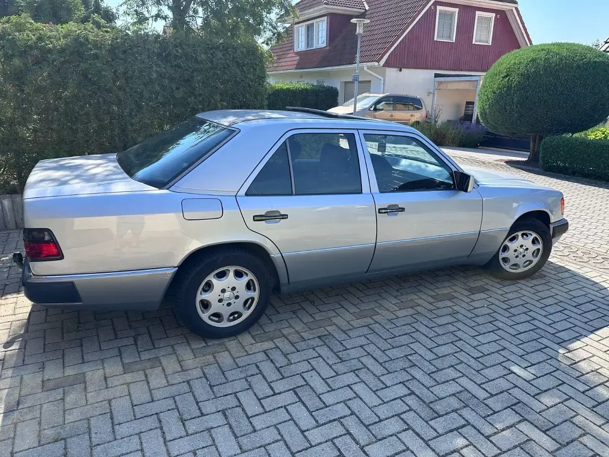 Gebraucht Mercedes E260 160 PS (117 kW) 1992 Silber Limousine