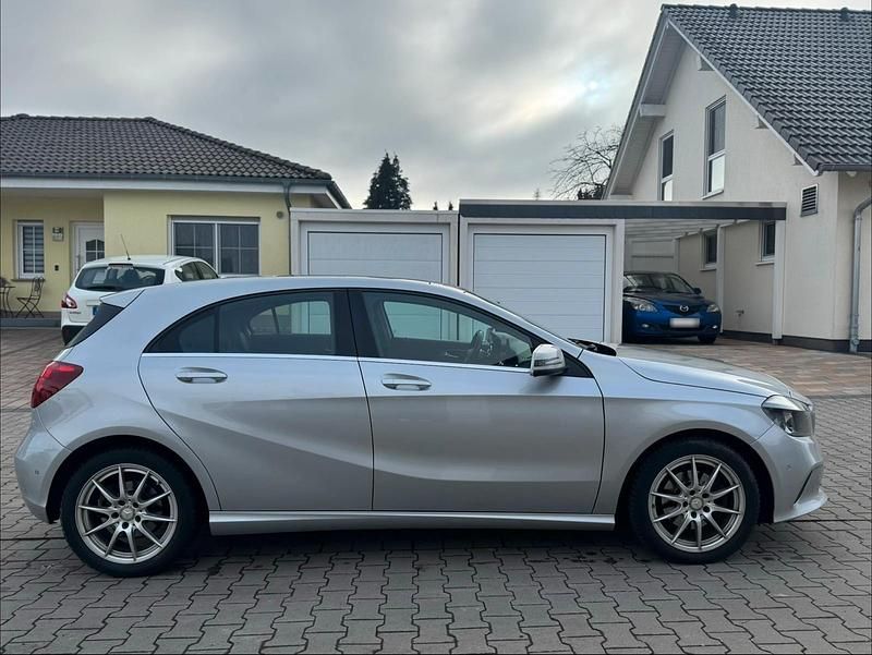Second-hand Mercedes A200 156 CP (114 kW) 2017 Argintiu Hatchback