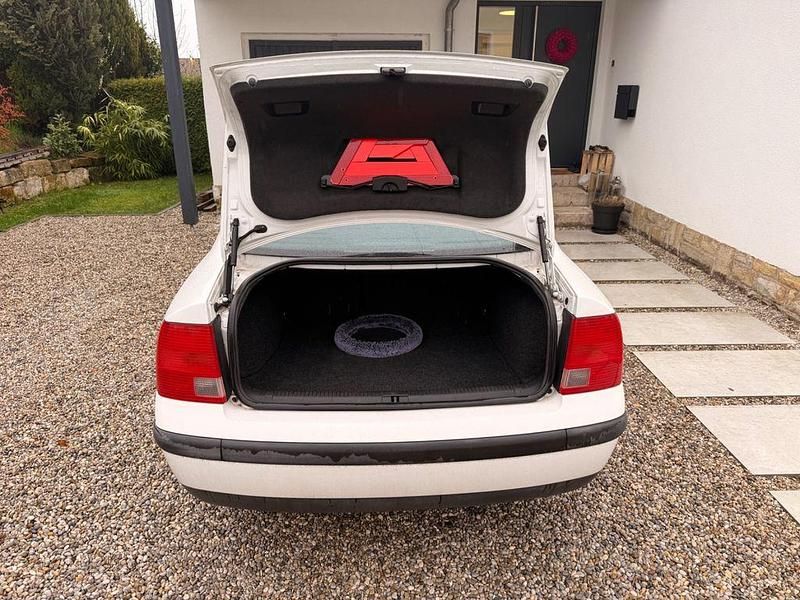 Używany VW Passat Basis 101 KM (74 kW) 1997 Biały Sedan/Limuzyna