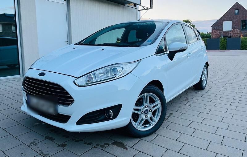 Weiß Gebraucht 2015 Ford Fiesta Kleinwagen | 5.600 € (Fairer Preis) - Bild 1/4