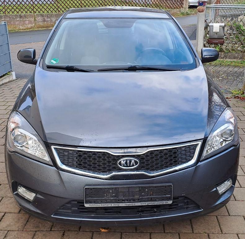 Grau Gebraucht 2012 Kia Ceed Edition 7 Limousine | 3.800 € - Bild 1/4