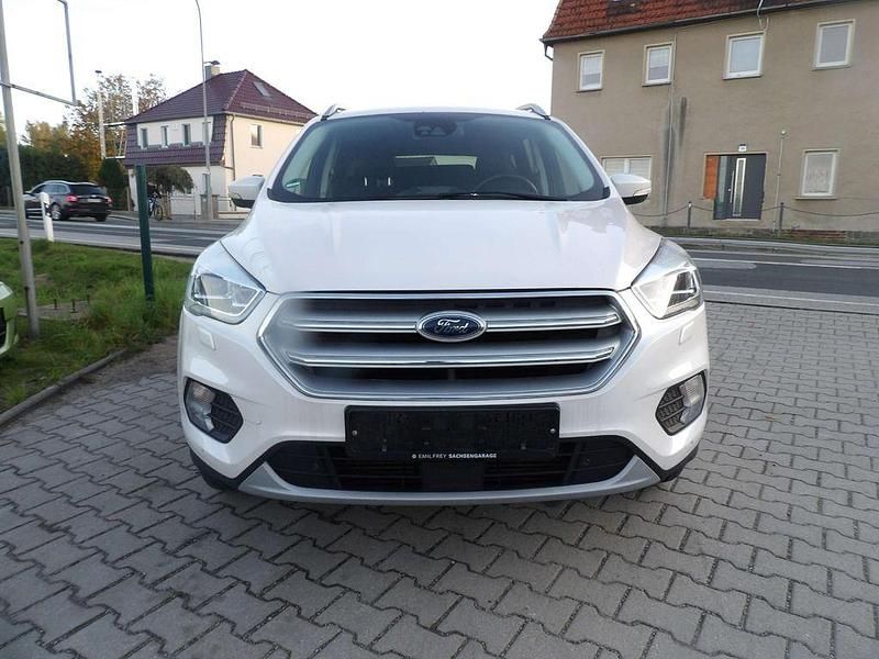 Gebraucht Ford Kuga Titanium 150 PS (110 kW) 2019 Weiß SUV