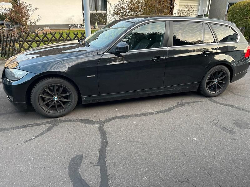 Gebraucht BMW 320 184 PS (135 kW) 2011 Schwarz Kombi