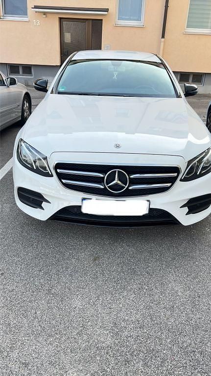 Weiß Gebraucht 2018 Mercedes E220 AMG line Limousine | 29.300 € (Fairer Preis) - Bild 1/4