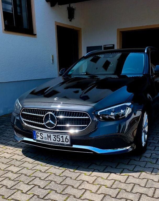 Grau Gebraucht 2021 Mercedes E220 Limousine | 22.999 € (Superpreis) - Bild 1/4
