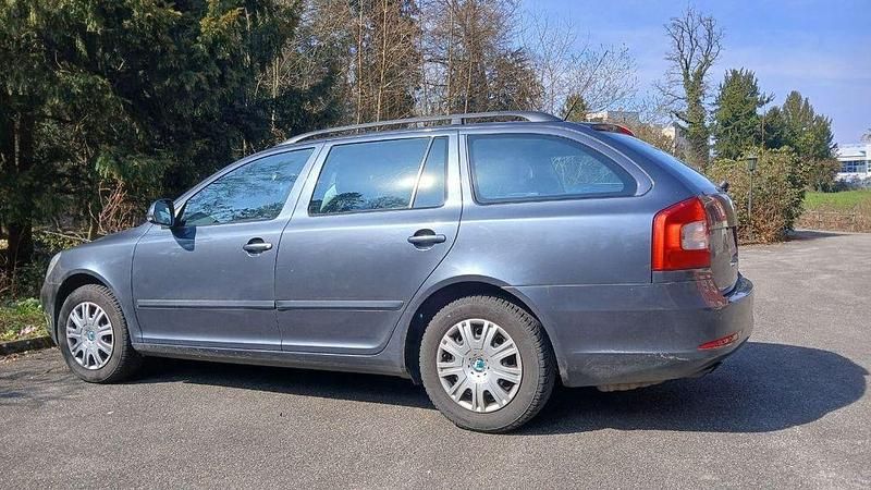 Gebraucht Skoda Octavia Ambiente 122 PS (89 kW) 2009 Grau Kombi