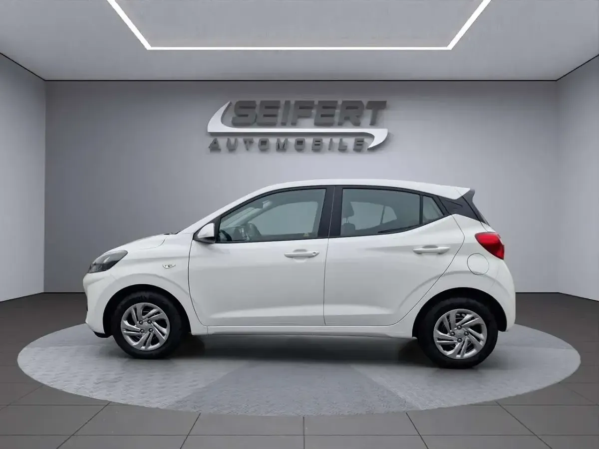 Gebraucht Hyundai i10 Select 63 PS (46 kW) 2024 Atlas white / sol Kleinwagen