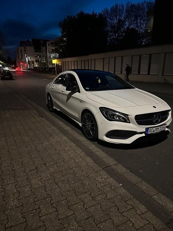 Weiß Gebraucht 2017 Mercedes CLA180 AMG line Limousine | 15.299 € (Fairer Preis) - Bild 1/4