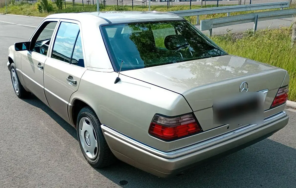 Gebraucht Mercedes 200 75 PS (55 kW) 1995 Silber Limousine