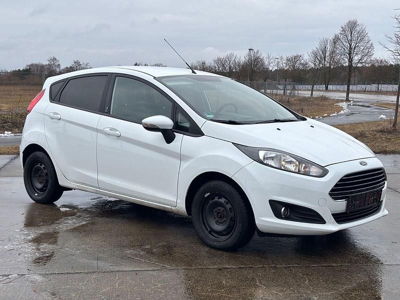 Gebraucht Ford Fiesta 101 PS (74 kW) 2013 Weiß Kleinwagen