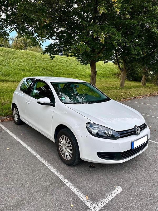 Weiß Gebraucht 2011 VW Golf VI Kleinwagen | 3.900 € (Guter Preis) - Bild 1/4