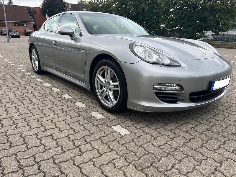 Gebraucht Porsche Panamera 250 PS (183 kW) 2011 Silber Kleinwagen