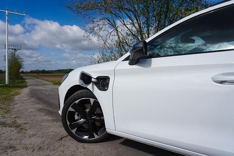 Second-hand Cupra Leon 204 CP (150 kW) 2024 Alb Break