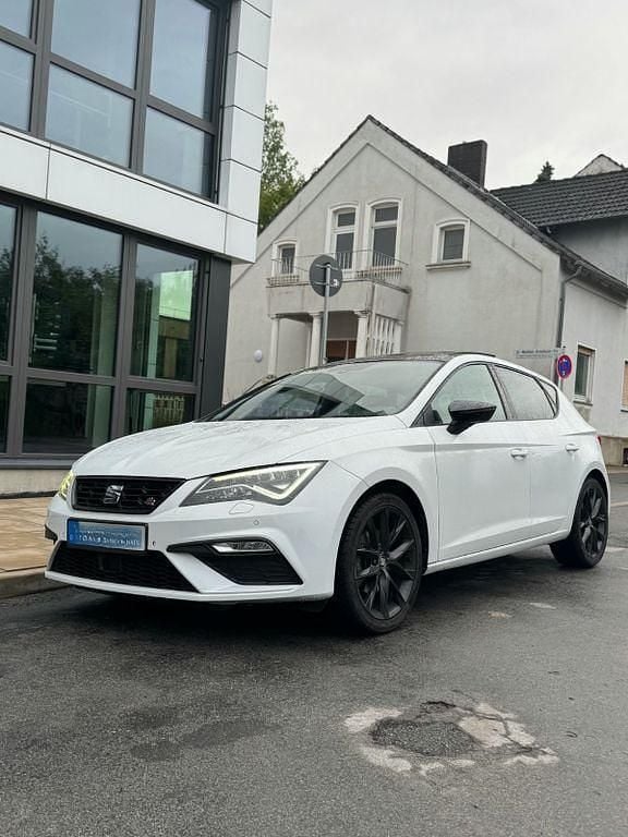 Weiß Gebraucht 2020 Seat Leon FR Limousine | 16.900 € (Fairer Preis) - Bild 1/4