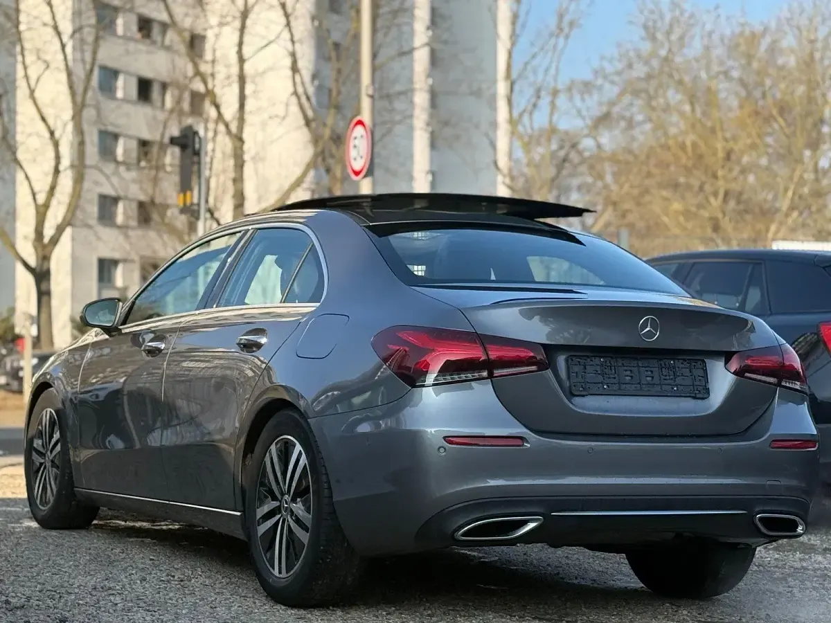 Gebraucht Mercedes A180 136 PS (100 kW) 2021 Grau Limousine