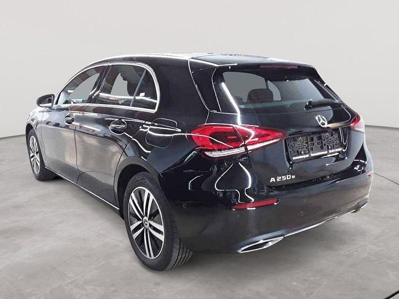 Gebraucht Mercedes A250 Progressive 160 PS (117 kW) 2022 Kosmosschwarz metallic Limousine