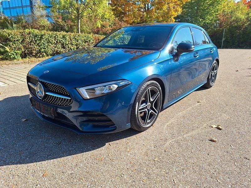 Blau Gebraucht 2019 Mercedes A180 AMG line Limousine | 18.300 € (Guter Preis) - Bild 1/4