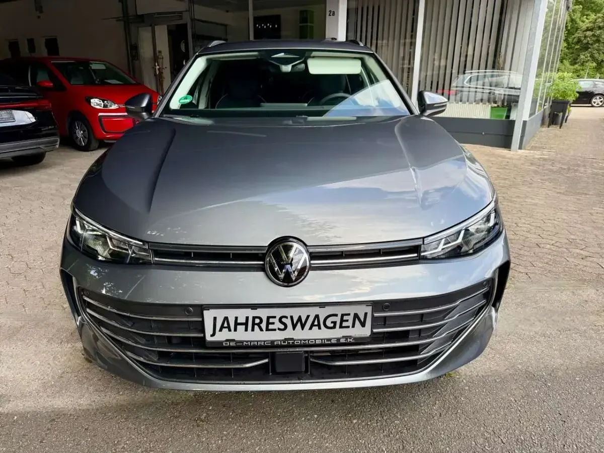 Gebraucht VW Passat 150 PS (110 kW) 2024 Grau Kombi