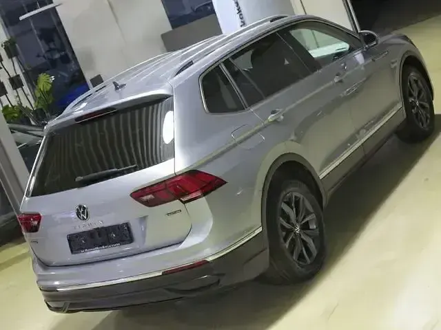 Gebraucht VW Tiguan Allspace Life 200 PS (147 kW) 2023 Pyrit silber (metallic) SUV