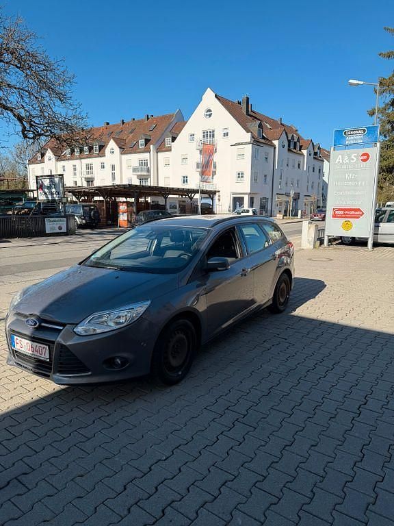 Używany Ford Focus SYNC Edition 125 KM (91 kW) 2014 Brązowy Sedan/Limuzyna