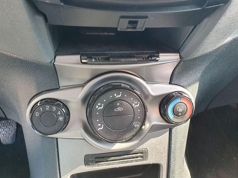 Gebraucht Ford Fiesta Trend 60 PS (44 kW) 2010 Weiß Kleinwagen