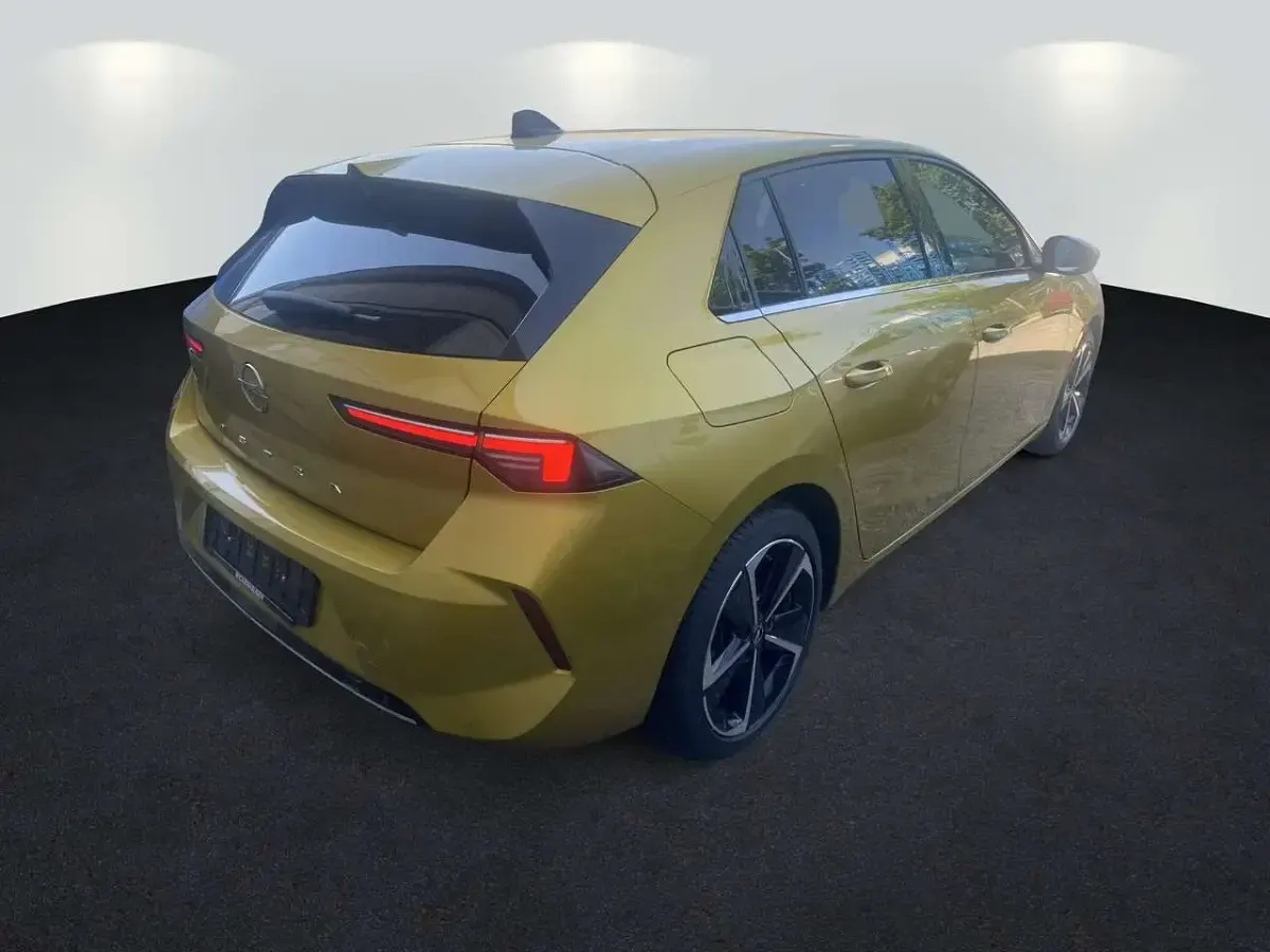 Gebraucht Opel Astra Elegance 131 PS (96 kW) 2023 Kult gelb Kleinwagen