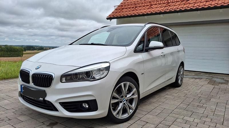 Weiß Gebraucht 2017 BMW 220 Gran Tourer Sport Line Van / Kleinbus | 18.900 € (Fairer Preis) - Bild 1/4
