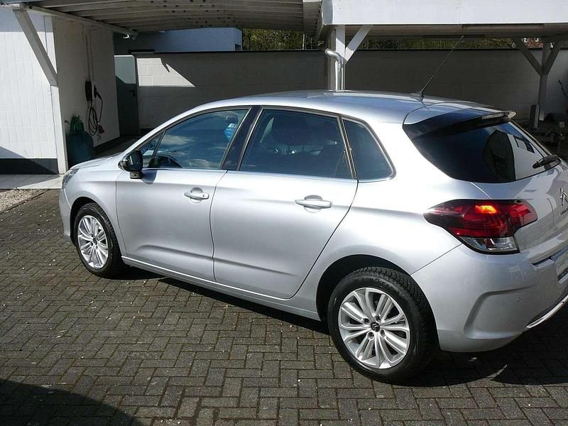 Gebraucht Citroën C4 SELECTION 99 PS (72 kW) 2015 Aluminiumgrau/metallic Limousine