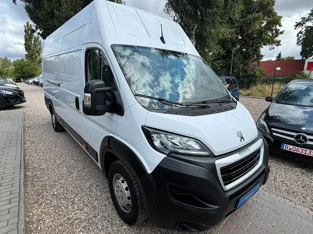 Gebraucht Peugeot Boxer 140 PS (102 kW) 2022 Lackierung weiss icy/deckende Van