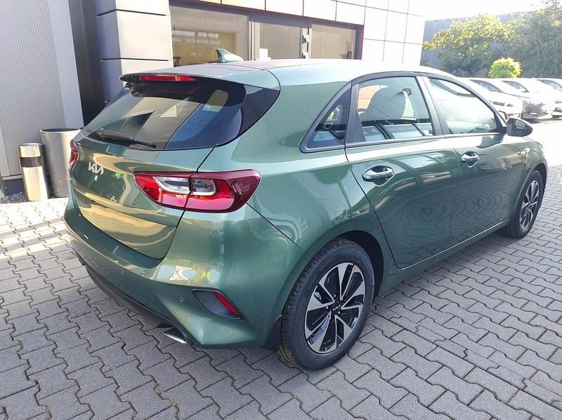 Neu Kia Ceed 140 PS (102 kW) 2026 Experience grün Kleinwagen