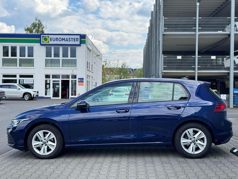 Blau Gebraucht 2021 VW Golf VIII Life Limousine | 18.980 € (Fairer Preis) - Bild 1/3