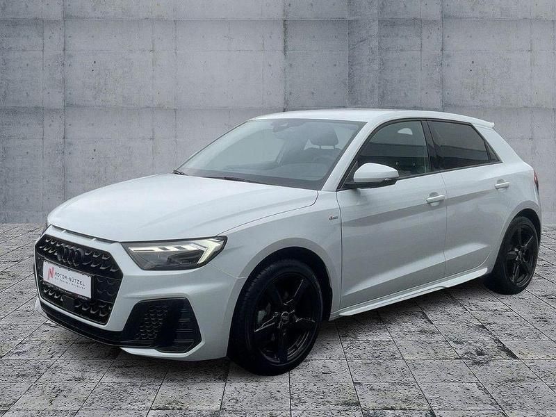 Weiß Neu 2025 Audi A1 Sportback S-Line Kleinwagen | 33.990 € (Etwas zu teuer) - Bild 1/4