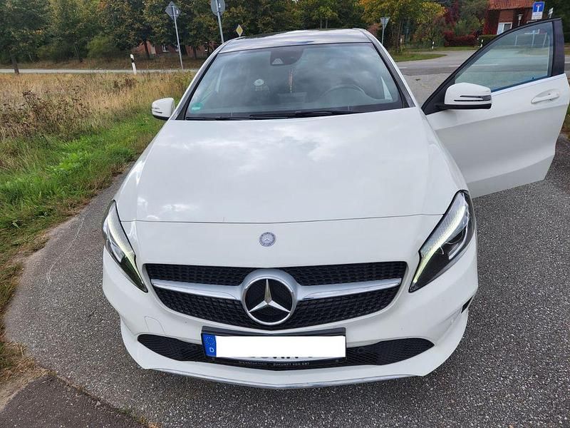 Weiß Gebraucht 2016 Mercedes A180 Limousine | 15.500 € (Etwas zu teuer) - Bild 1/4