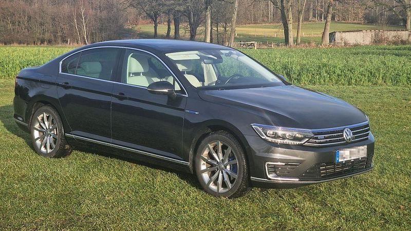 Grau Gebraucht 2017 VW Passat GTE Limousine | 17.990 € (Guter Preis) - Bild 1/4