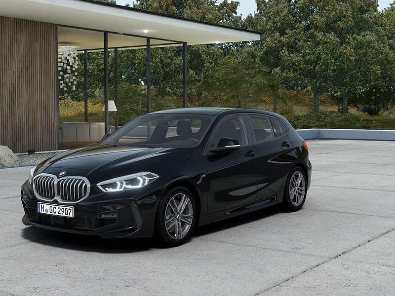 Black sapphire (schwarz) Gebraucht 2025 BMW 120 M Sport Kleinwagen | 31.990 € (Superpreis) - Bild 1/4