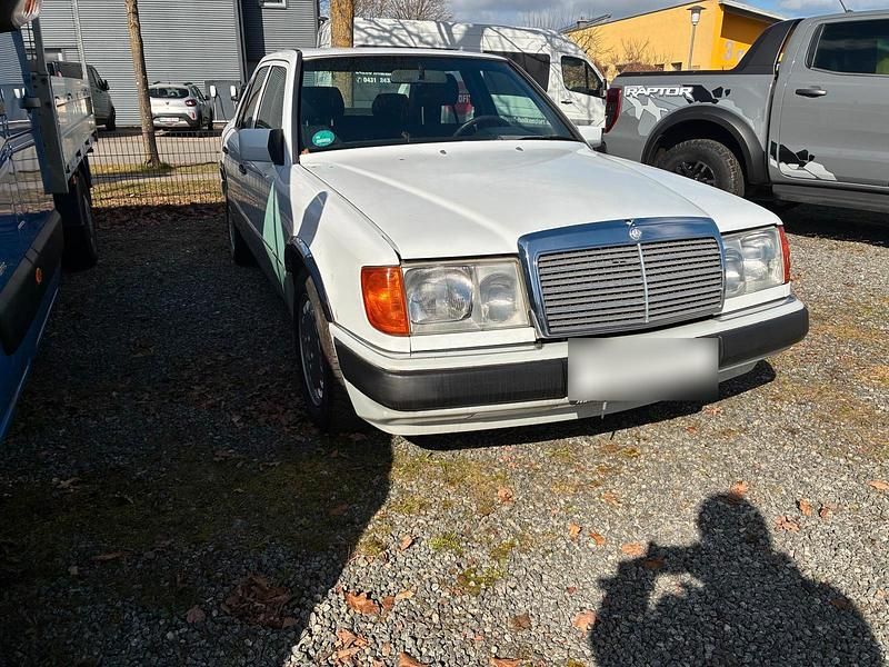 Gebraucht Mercedes E230 97 PS (71 kW) 1990 Weiß Limousine