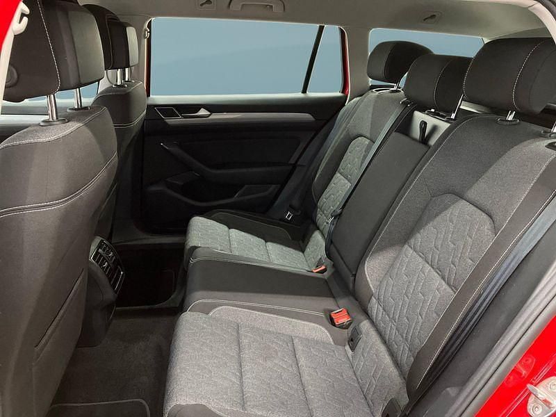 Gebraucht VW Passat 122 PS (89 kW) 2023 Rot Kombi