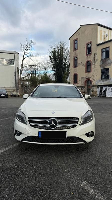 Gebraucht Mercedes A180 109 PS (80 kW) 2015 Weiß Kleinwagen