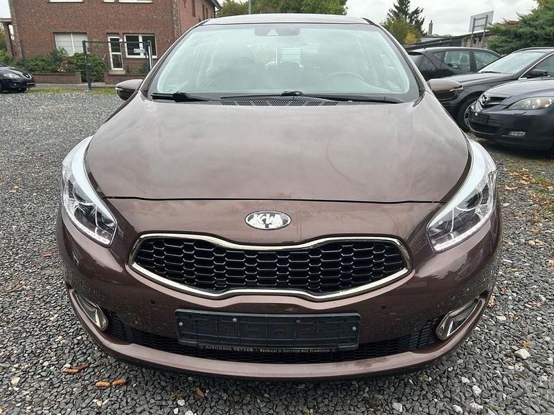 Gebraucht Kia Ceed Spirit 135 PS (99 kW) 2012 Matrix brown Kleinwagen